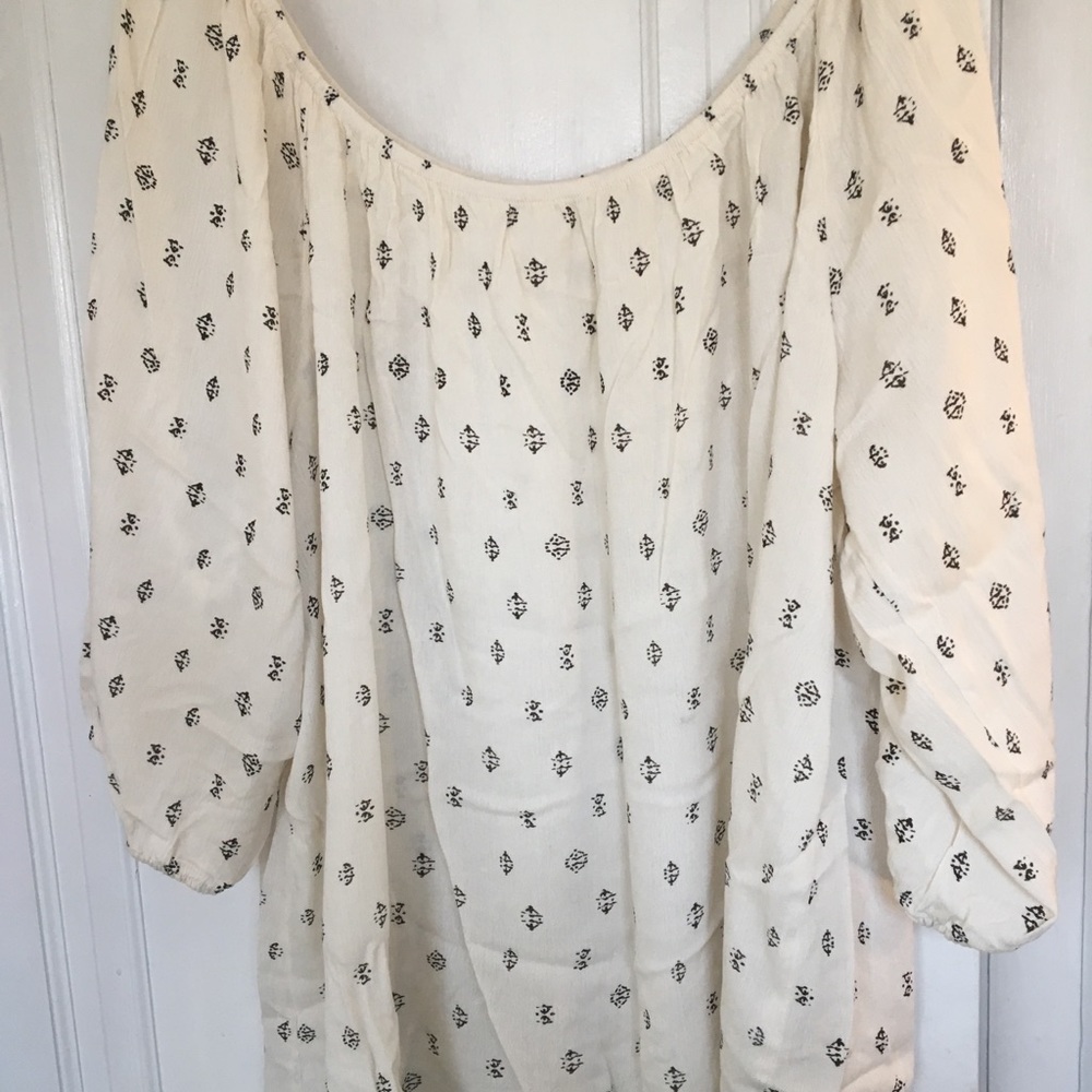 Size 3x (roomy) top. Cream with black design.